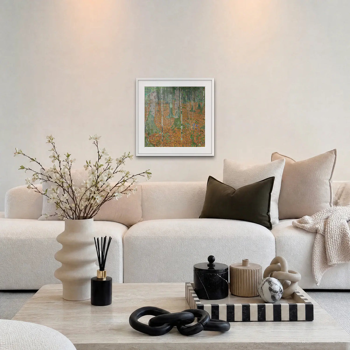 Bosco di Betulle - Gustav Klimt, opera di Gustav Klimt: stampa con passepartout e cornice bianca 60x60cm appesa in soggiorno sopra il divano