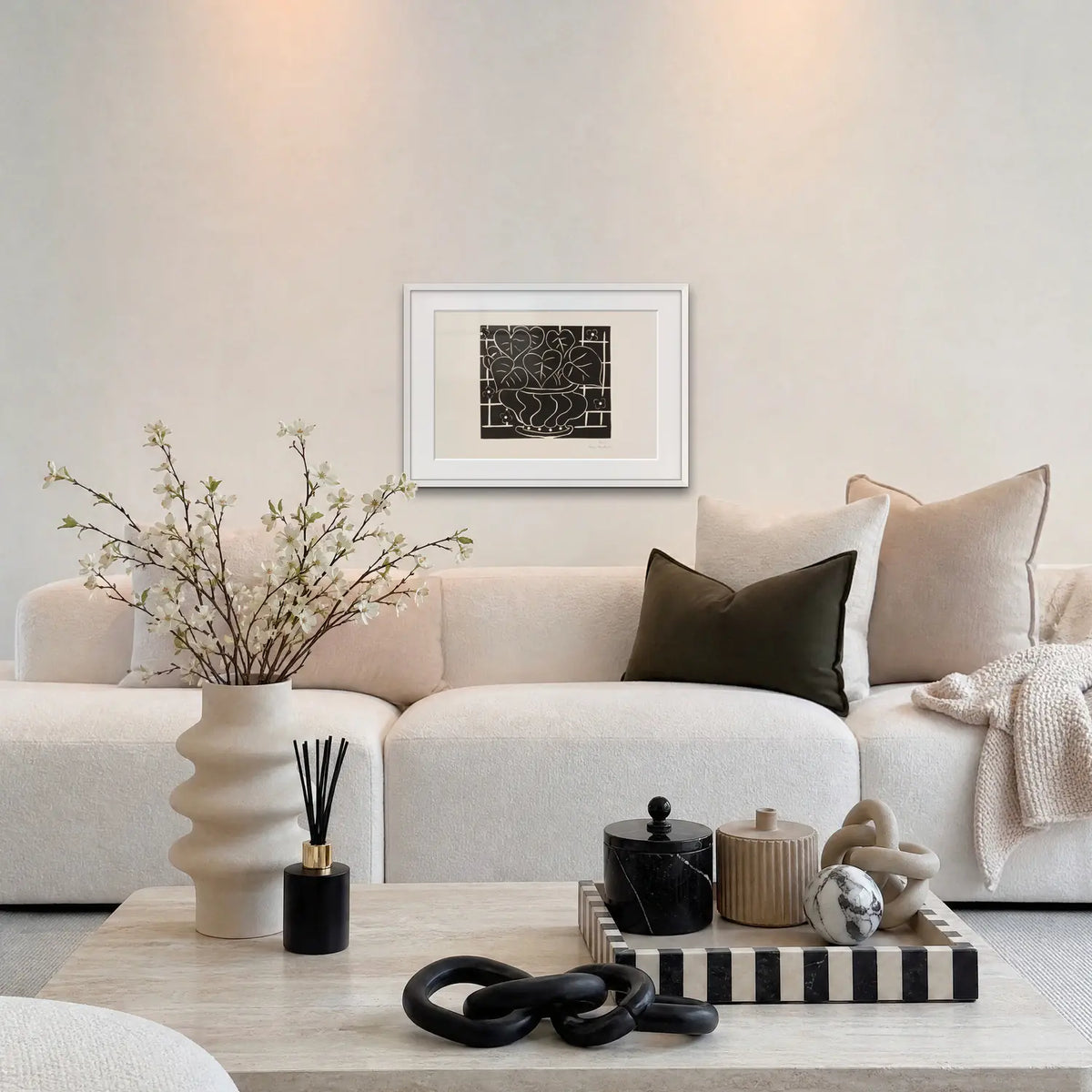 Cesto di Begonie I - Henri Matisse, opera di Henri Matisse: stampa con passepartout e cornice bianca 70x50cm appesa in soggiorno sopra il divano