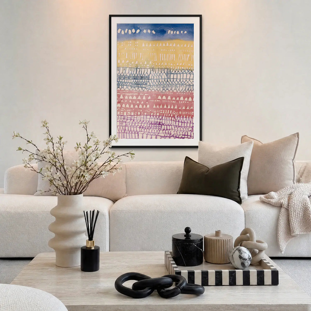 Città Vecchia - Paul Klee, opera di Paul Klee: stampa con passepartout e cornice nera 80x115cm appesa in soggiorno sopra il divano