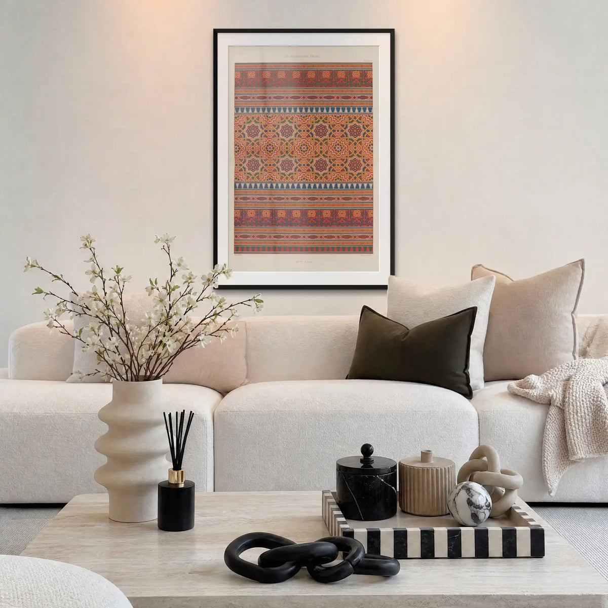 Decorazione Araba, Tav. 6 - Marpon et Flammarion, opera di Marpon et Flammarion: stampa con passepartout e cornice nera 80x115cm appesa in soggiorno sopra il divano