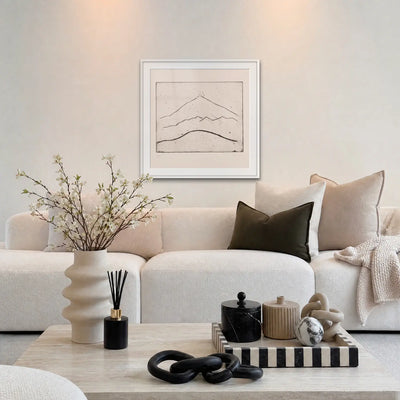 Etna - Walter Ophey, opera di Walter Ophey: stampa con passepartout e cornice bianca 80x80cm appesa in soggiorno sopra il divano