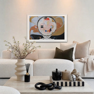 Evoluzione, n. 13, Gruppo VI - Hilma af Klint, opera di Hilma af Klint: stampa con passepartout e cornice bianca 115x80cm appesa in soggiorno sopra il divano