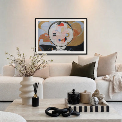 Evoluzione, n. 13, Gruppo VI - Hilma af Klint, opera di Hilma af Klint: stampa con passepartout e cornice nera 115x80cm appesa in soggiorno sopra il divano