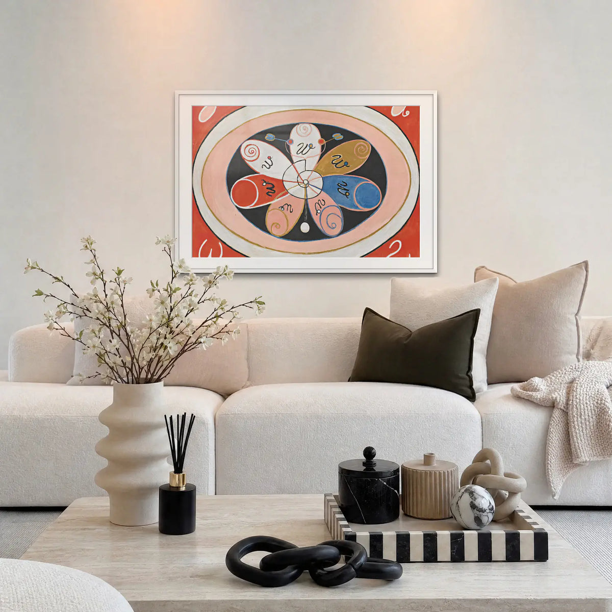 Evoluzione, n. 15, Gruppo VI - Hilma af Klint, opera di Hilma af Klint: stampa con passepartout e cornice bianca 115x80cm appesa in soggiorno sopra il divano