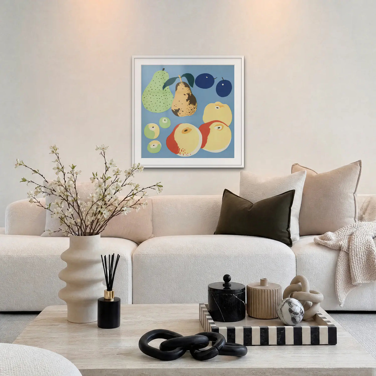 Frutti, Tav. 5 - Elena Pavlovna Gertik, opera di Elena Pavlovna Gertik: stampa con passepartout e cornice bianca 80x80cm appesa in soggiorno sopra il divano