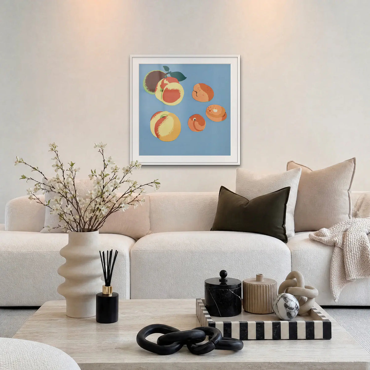 Frutti, Tav. 9 - Elena Pavlovna Gertik, opera di Elena Pavlovna Gertik: stampa con passepartout e cornice bianca 80x80cm appesa in soggiorno sopra il divano