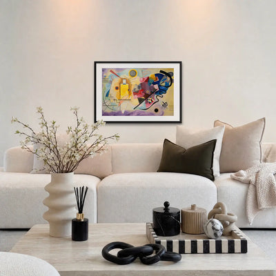 Giallo-Rosso-Blu - Wassily Kandinsky, opera di Wassily Kandinsky: stampa con passepartout e cornice nera 85x60cm appesa in soggiorno sopra il divano