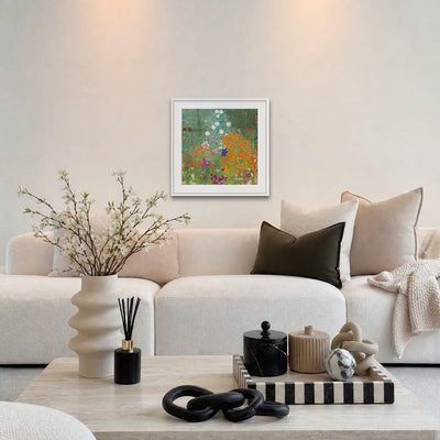 Giardino di Campagna - Gustav Klimt, opera di Gustav Klimt: stampa con passepartout e cornice bianca 60x60cm appesa in soggiorno sopra il divano