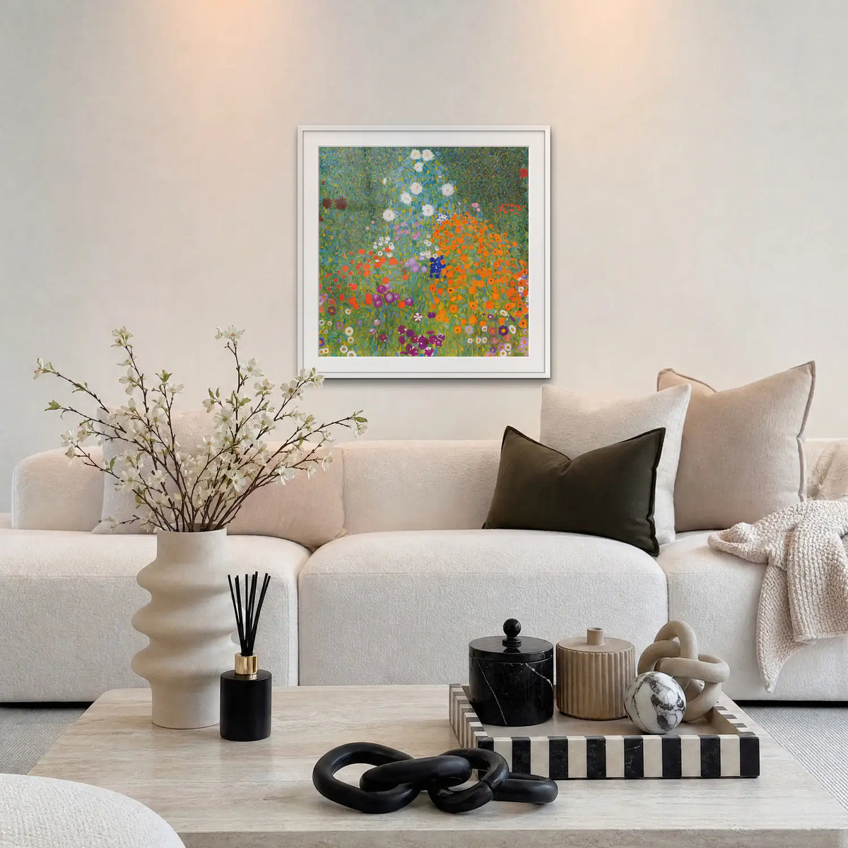 Giardino di Campagna - Gustav Klimt, opera di Gustav Klimt: stampa con passepartout e cornice bianca 80x80cm appesa in soggiorno sopra il divano
