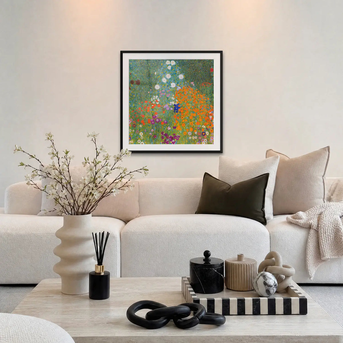 Giardino di Campagna - Gustav Klimt, opera di Gustav Klimt: stampa con passepartout e cornice nera 80x80cm appesa in soggiorno sopra il divano