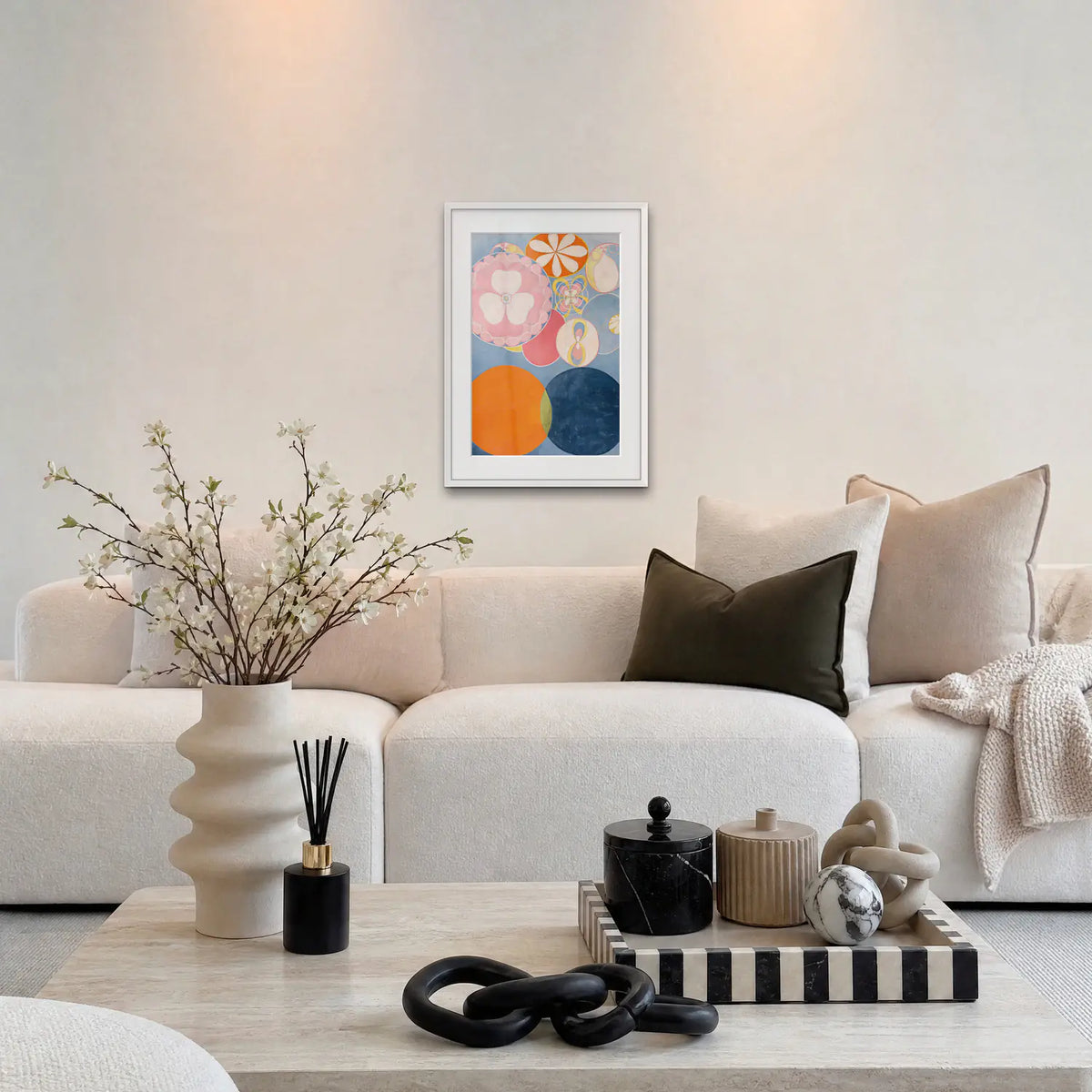 I Dieci Più Grandi, n. 2, Infanzia - Hilma af Klint, opera di Hilma af Klint: stampa con passepartout e cornice bianca 50x70cm appesa in soggiorno sopra il divano