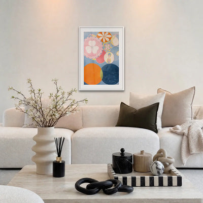 I Dieci Più Grandi, n. 2, Infanzia - Hilma af Klint, opera di Hilma af Klint: stampa con passepartout e cornice bianca 60x85cm appesa in soggiorno sopra il divano