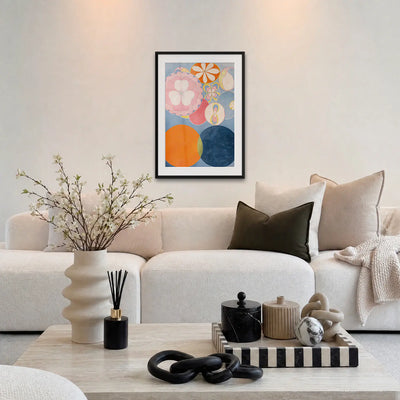 I Dieci Più Grandi, n. 2, Infanzia - Hilma af Klint, opera di Hilma af Klint: stampa con passepartout e cornice nera 60x85cm appesa in soggiorno sopra il divano