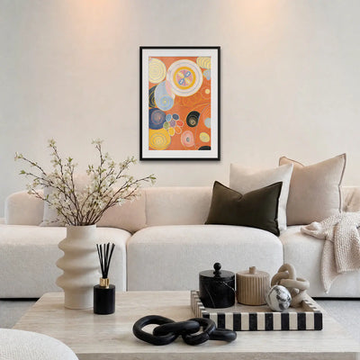 I Dieci Più Grandi, n. 3, Giovinezza - Hilma af Klint, opera di Hilma af Klint: stampa con passepartout e cornice nera 60x85cm appesa in soggiorno sopra il divano