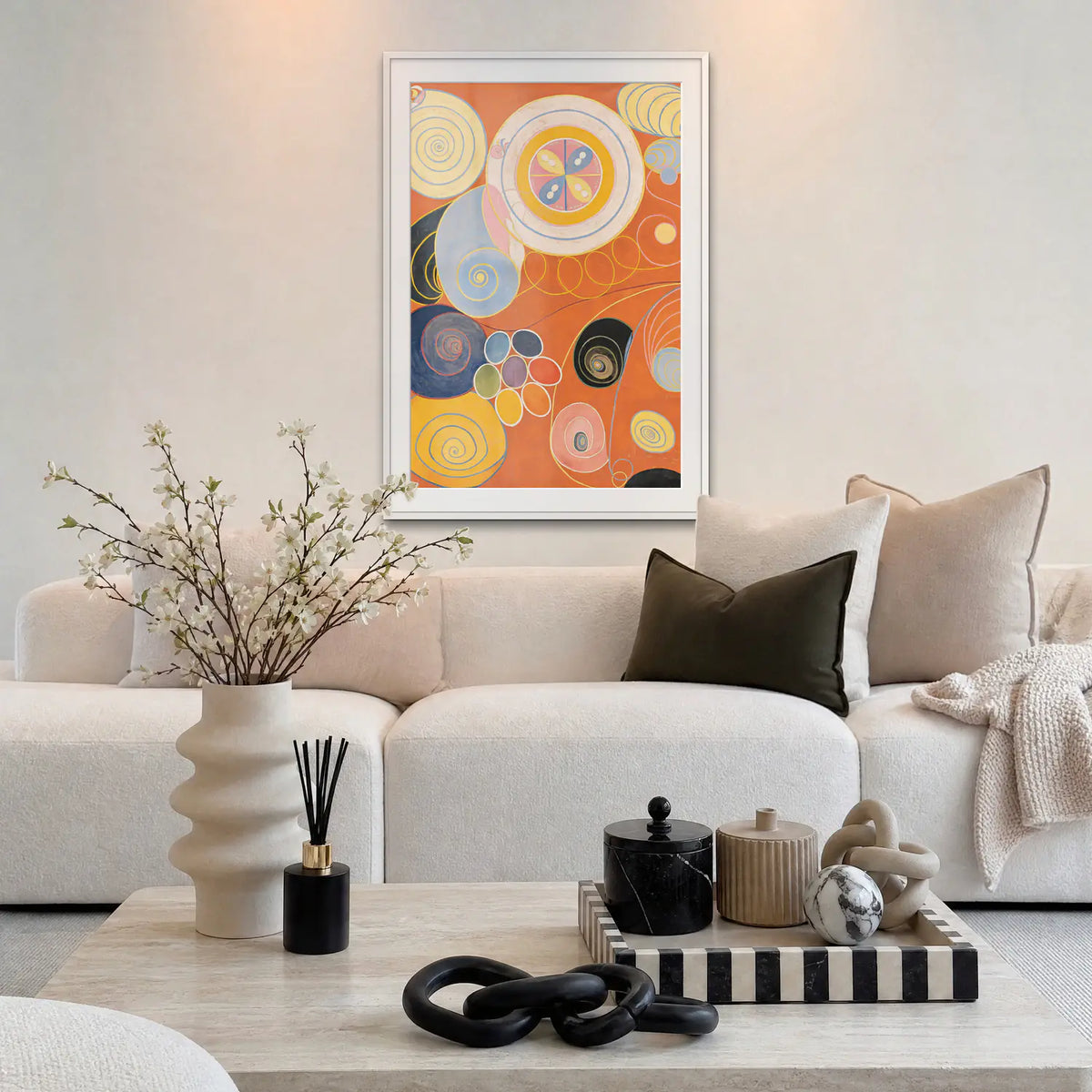 I Dieci Più Grandi, n. 3, Giovinezza - Hilma af Klint, opera di Hilma af Klint: stampa con passepartout e cornice bianca 80x115cm appesa in soggiorno sopra il divano