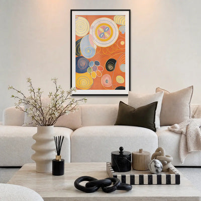 I Dieci Più Grandi, n. 3, Giovinezza - Hilma af Klint, opera di Hilma af Klint: stampa con passepartout e cornice nera 80x115cm appesa in soggiorno sopra il divano