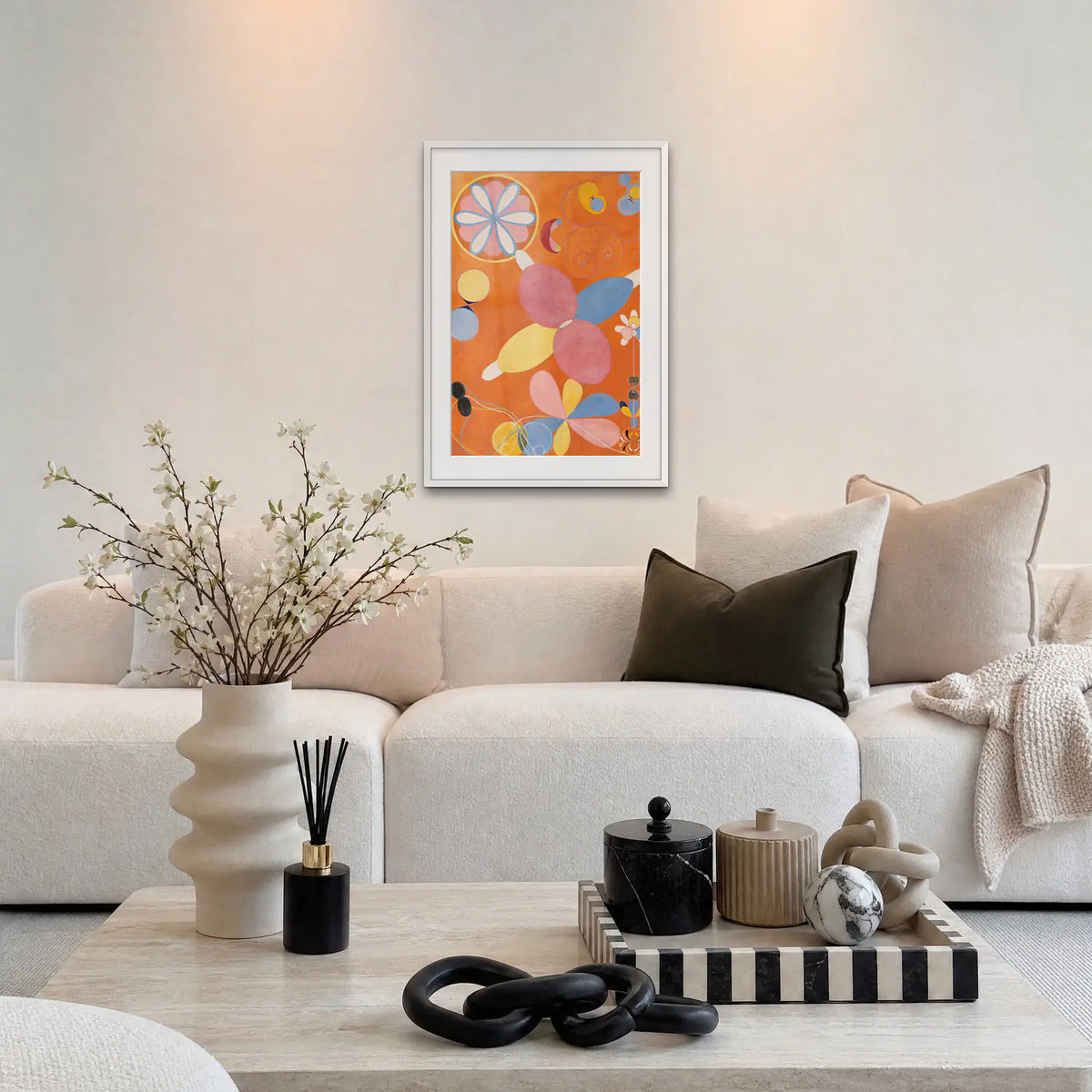 I Dieci Più Grandi, n. 4, Giovinezza - Hilma af Klint, opera di Hilma af Klint: stampa con passepartout e cornice bianca 60x85cm appesa in soggiorno sopra il divano