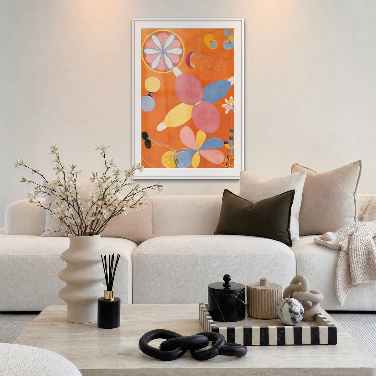 I Dieci Più Grandi, n. 4, Giovinezza - Hilma af Klint, opera di Hilma af Klint: stampa con passepartout e cornice bianca 80x115cm appesa in soggiorno sopra il divano