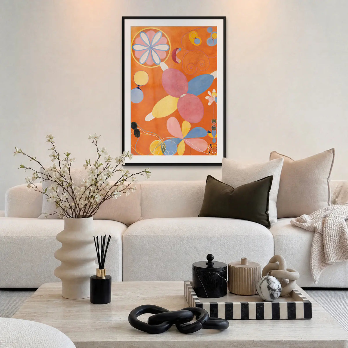 I Dieci Più Grandi, n. 4, Giovinezza - Hilma af Klint, opera di Hilma af Klint: stampa con passepartout e cornice nera 80x115cm appesa in soggiorno sopra il divano