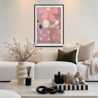 I Dieci Più Grandi, n. 5, Età Adulta - Hilma af Klint, opera di Hilma af Klint: stampa con passepartout e cornice nera 80x115cm appesa in soggiorno sopra il divano