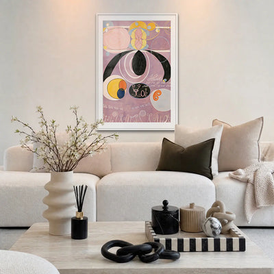 I Dieci Più Grandi, n. 6, Età Adulta - Hilma af Klint, opera di Hilma af Klint: stampa con passepartout e cornice bianca 80x115cm appesa in soggiorno sopra il divano