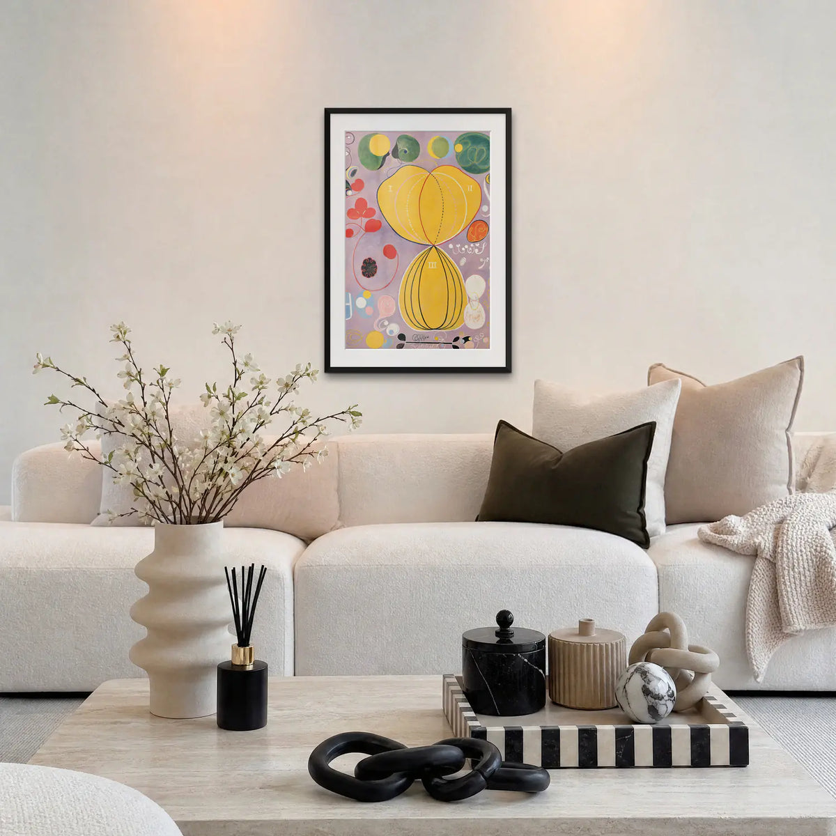 I Dieci Più Grandi, n. 7, Età Adulta - Hilma af Klint, opera di Hilma af Klint: stampa con passepartout e cornice nera 60x85cm appesa in soggiorno sopra il divano