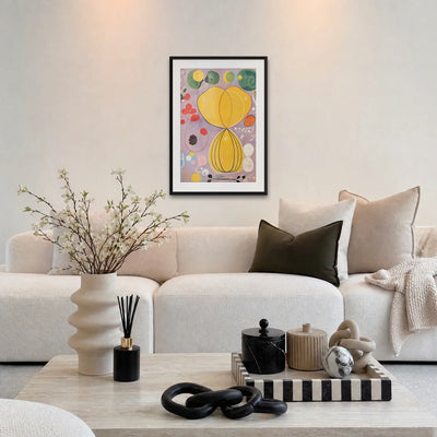 I Dieci Più Grandi, n. 7, Età Adulta - Hilma af Klint, opera di Hilma af Klint: stampa con passepartout e cornice nera 60x85cm appesa in soggiorno sopra il divano