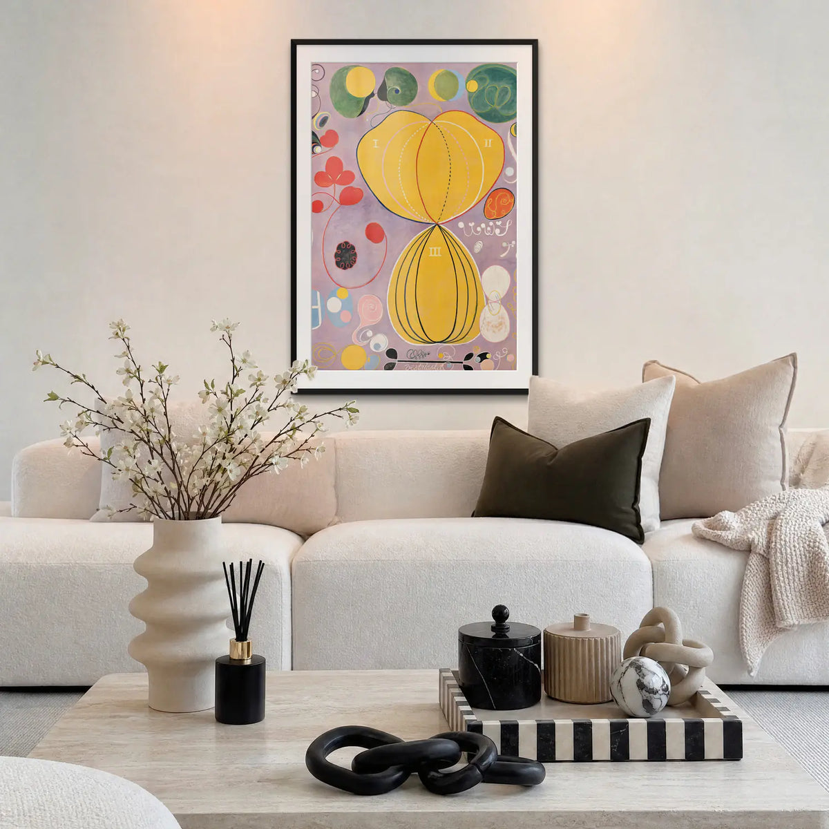 I Dieci Più Grandi, n. 7, Età Adulta - Hilma af Klint, opera di Hilma af Klint: stampa con passepartout e cornice nera 80x115cm appesa in soggiorno sopra il divano