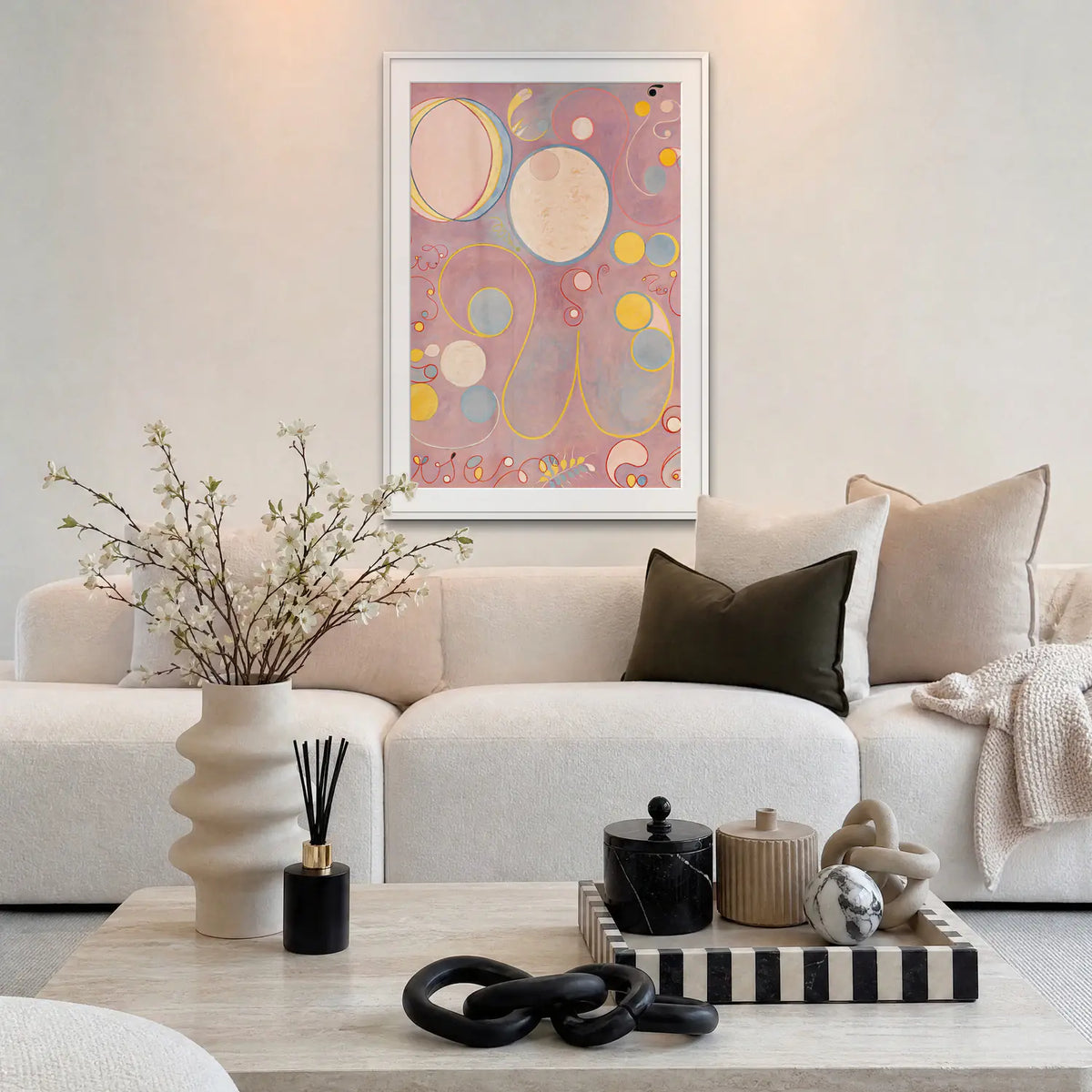 I Dieci Più Grandi, n. 8, Età Adulta - Hilma af Klint, opera di Hilma af Klint: stampa con passepartout e cornice bianca 80x115cm appesa in soggiorno sopra il divano