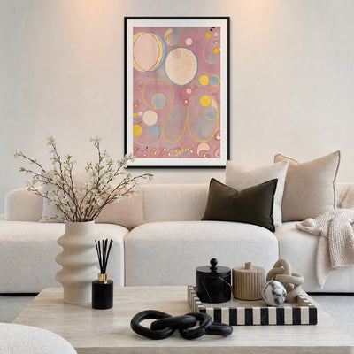 I Dieci Più Grandi, n. 8, Età Adulta - Hilma af Klint, opera di Hilma af Klint: stampa con passepartout e cornice nera 80x115cm appesa in soggiorno sopra il divano