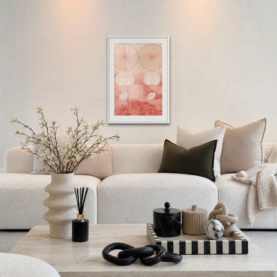 I Dieci Più Grandi, n. 9, Vecchiaia - Hilma af Klint, opera di Hilma af Klint: stampa con passepartout e cornice bianca 60x85cm appesa in soggiorno sopra il divano