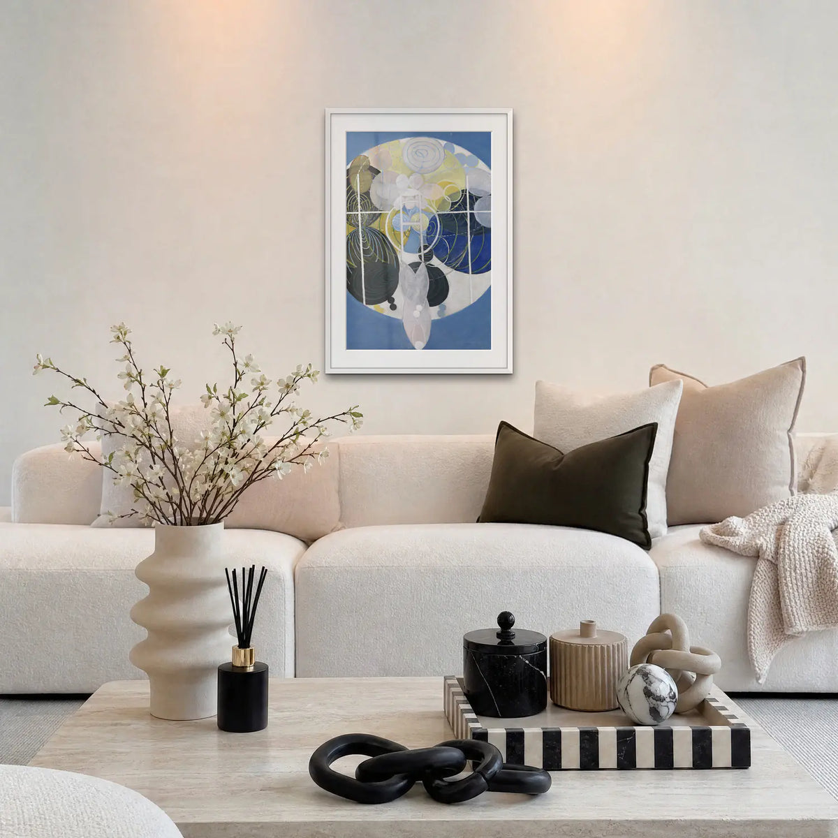 I Grandi Dipinti di Figure, n. 5 - Hilma af Klint, opera di Hilma af Klint: stampa con passepartout e cornice bianca 60x85cm appesa in soggiorno sopra il divano
