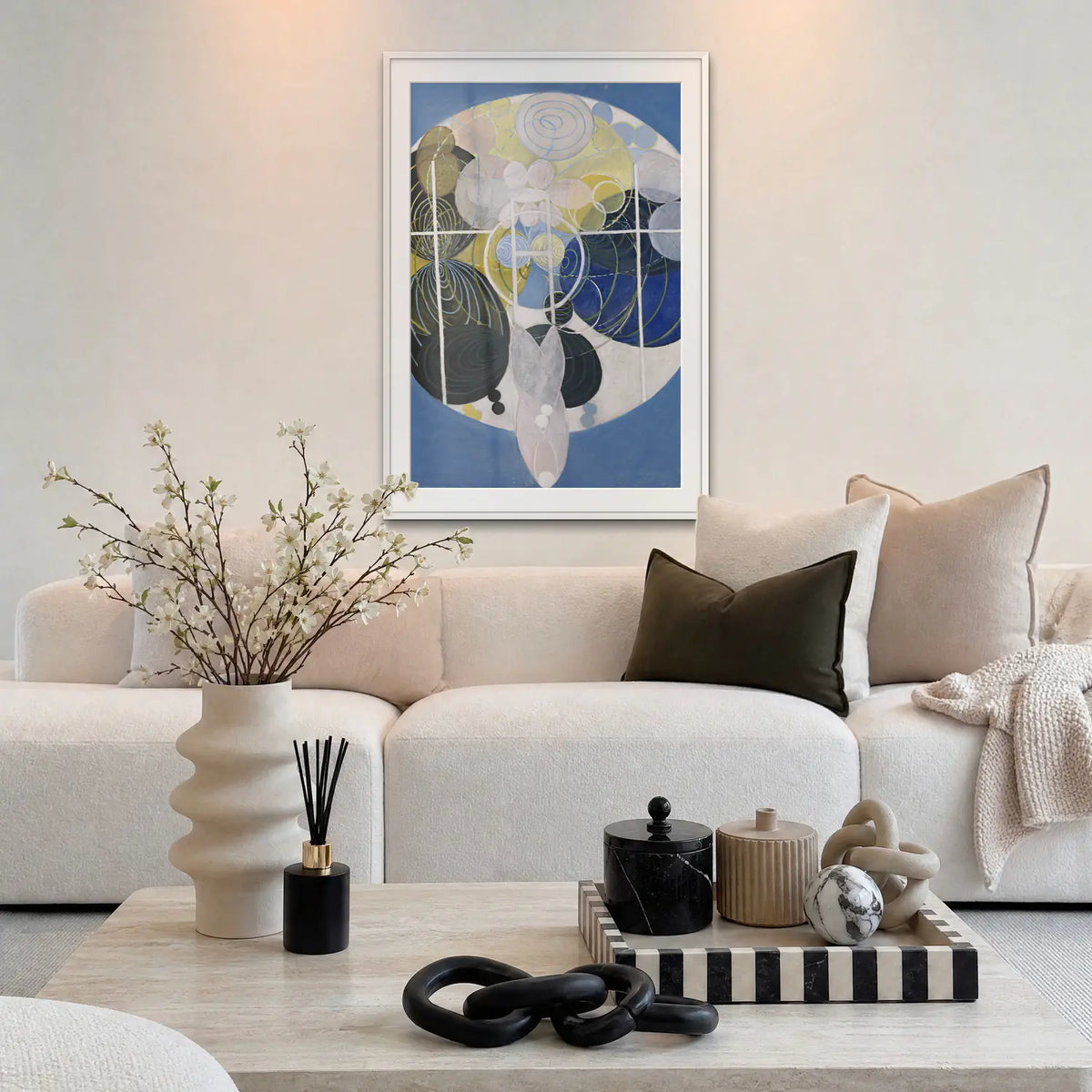 I Grandi Dipinti di Figure, n. 5 - Hilma af Klint, opera di Hilma af Klint: stampa con passepartout e cornice bianca 80x115cm appesa in soggiorno sopra il divano