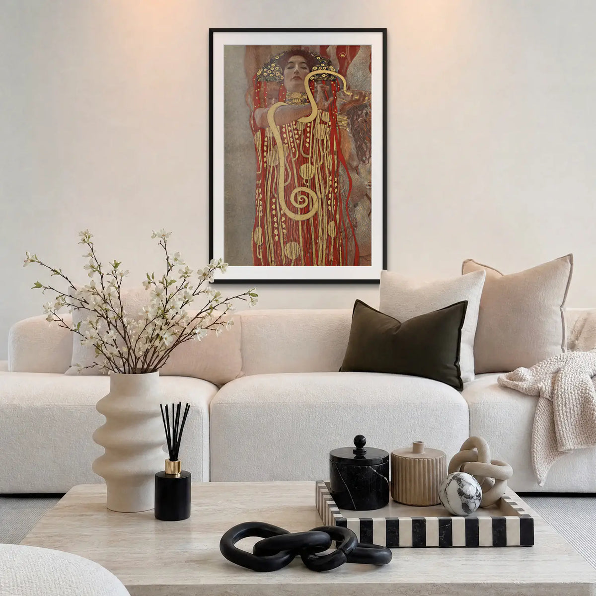 Igea - Gustav Klimt, opera di Gustav Klimt: stampa con passepartout e cornice nera 80x115cm appesa in soggiorno sopra il divano