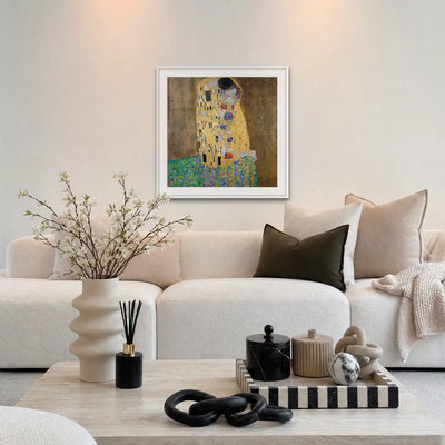 Il Bacio - Gustav Klimt, opera di Gustav Klimt: stampa con passepartout e cornice bianca 80x80cm appesa in soggiorno sopra il divano