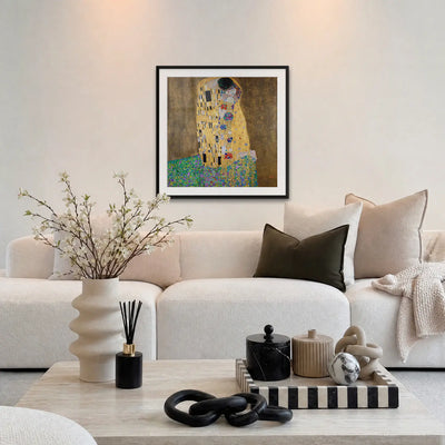 Il Bacio - Gustav Klimt, opera di Gustav Klimt: stampa con passepartout e cornice nera 80x80cm appesa in soggiorno sopra il divano