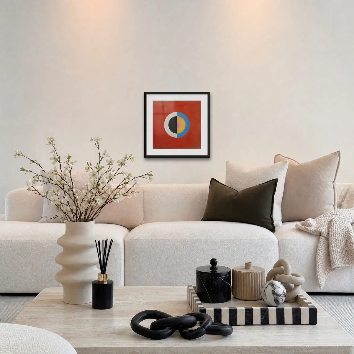Il Cigno, n. 17 - Hilma af Klint, opera di Hilma af Klint: stampa con passepartout e cornice nera 50x50cm appesa in soggiorno sopra il divano
