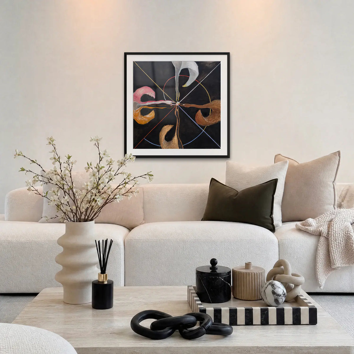 Il Cigno, n. 7 - Hilma af Klint, opera di Hilma af Klint: stampa con passepartout e cornice nera 80x80cm appesa in soggiorno sopra il divano