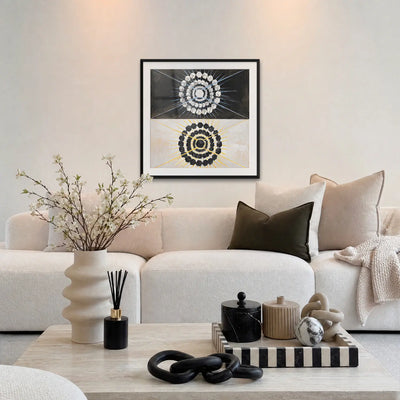 Il Cigno, n. 8 - Hilma af Klint, opera di Hilma af Klint: stampa con passepartout e cornice nera 80x80cm appesa in soggiorno sopra il divano