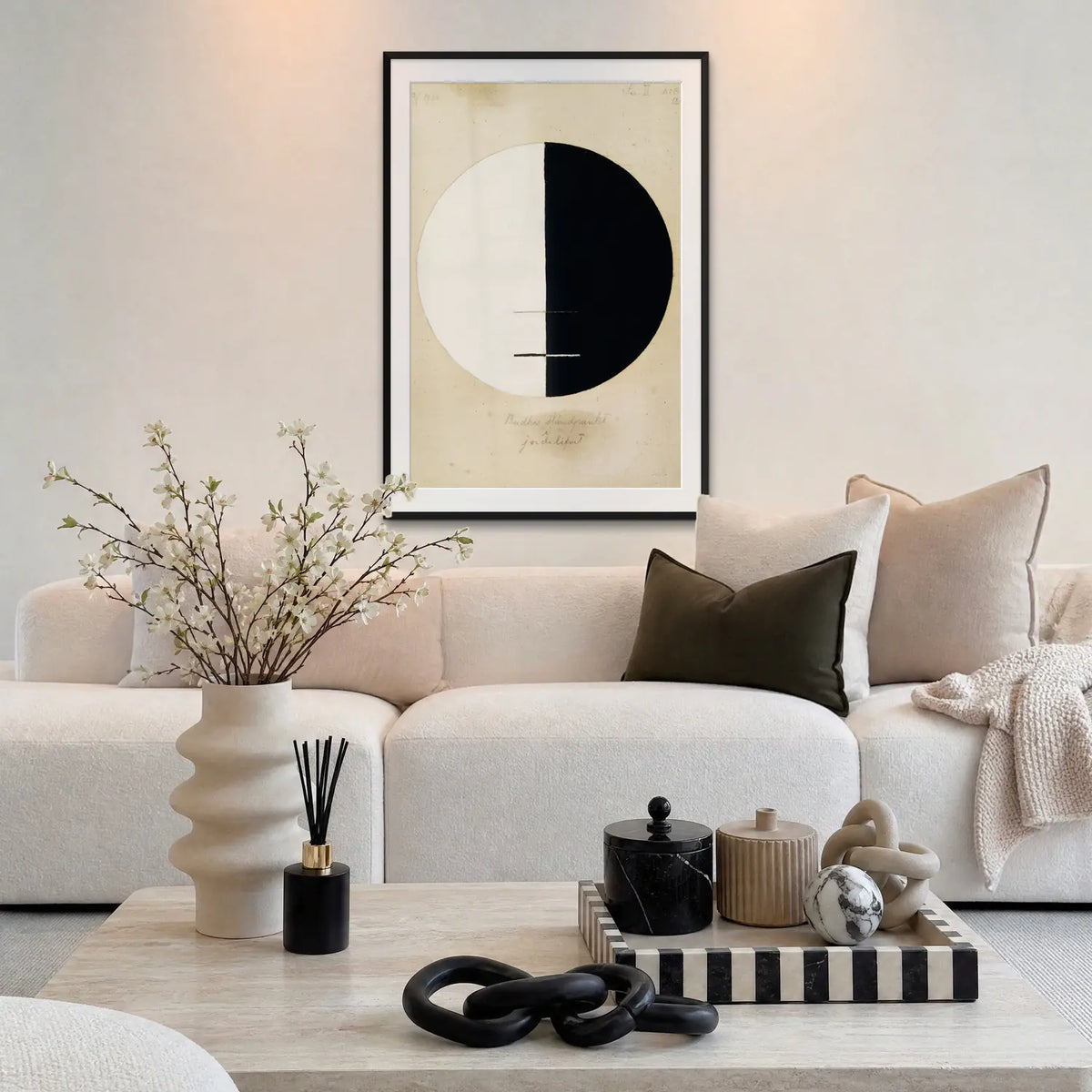 Il Punto di Vista del Buddha, n. 3 - Hilma af Klint, opera di Hilma af Klint: stampa con passepartout e cornice nera 80x115cm appesa in soggiorno sopra il divano