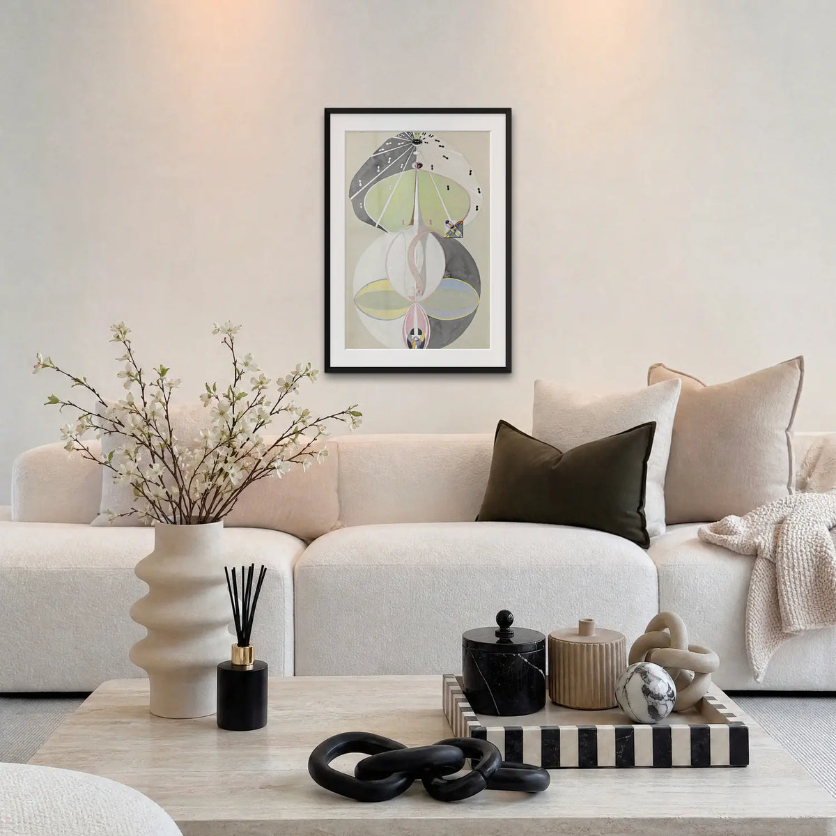 L'Albero della Conoscenza, n. 5 - Hilma af Klint, opera di Hilma af Klint: stampa con passepartout e cornice nera 60x85cm appesa in soggiorno sopra il divano