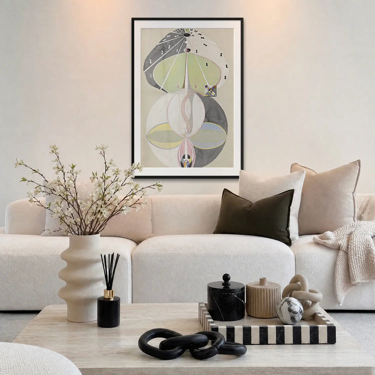 L'Albero della Conoscenza, n. 5 - Hilma af Klint, opera di Hilma af Klint: stampa con passepartout e cornice nera 80x115cm appesa in soggiorno sopra il divano