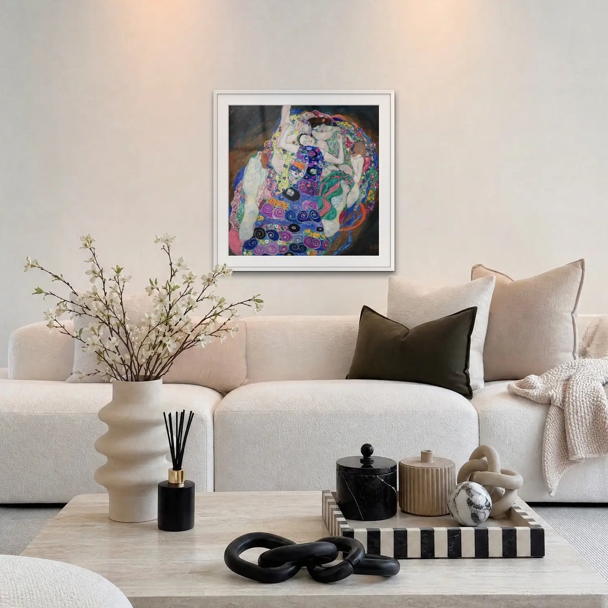 La Vergine - Gustav Klimt, opera di Gustav Klimt: stampa con passepartout e cornice bianca 80x80cm appesa in soggiorno sopra il divano