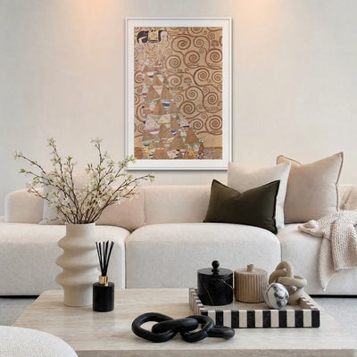L'Attesa - Gustav Klimt, opera di Gustav Klimt: stampa con passepartout e cornice bianca 80x115cm appesa in soggiorno sopra il divano