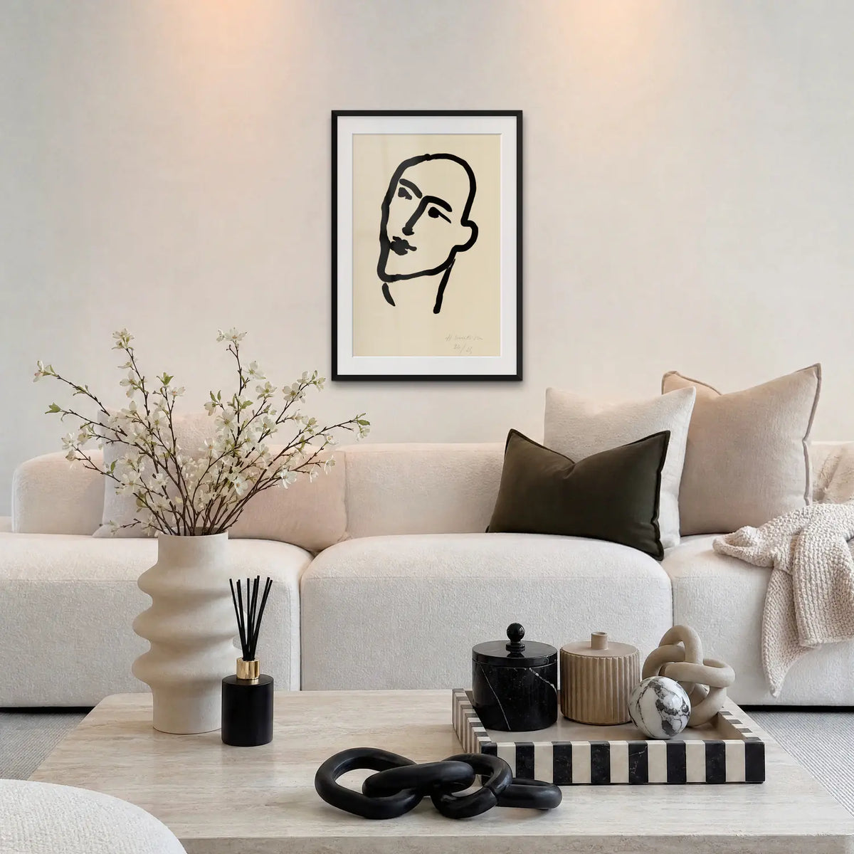 Nadia. Maschera - Henri Matisse, opera di Henri Matisse: stampa con passepartout e cornice nera 60x85cm appesa in soggiorno sopra il divano