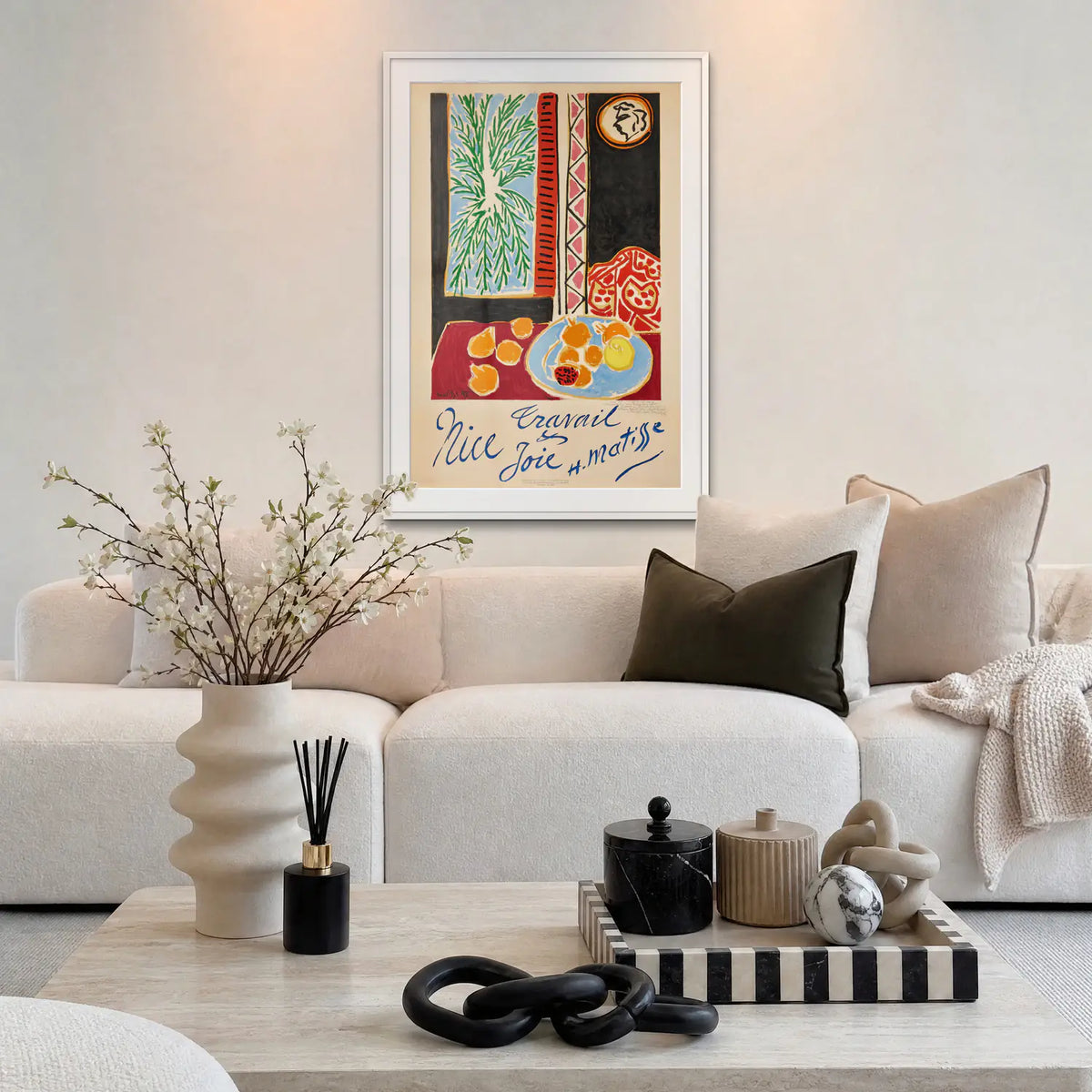 Nizza, Lavoro e Gioia - Henri Matisse, opera di Henri Matisse: stampa con passepartout e cornice bianca 80x115cm appesa in soggiorno sopra il divano
