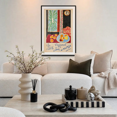 Nizza, Lavoro e Gioia - Henri Matisse, opera di Henri Matisse: stampa con passepartout e cornice nera 80x115cm appesa in soggiorno sopra il divano
