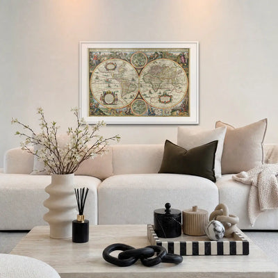 Nova Totius Terrarum Orbis Tabula - Melchior Tavernier II, opera di Melchior Tavernier II: stampa con passepartout e cornice bianca 115x80cm appesa in soggiorno sopra il divano