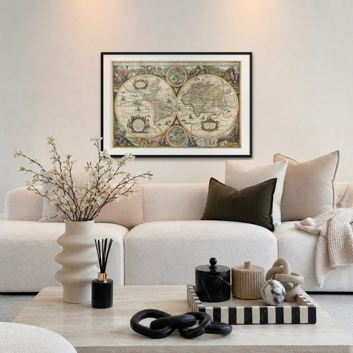 Nova Totius Terrarum Orbis Tabula - Melchior Tavernier II, opera di Melchior Tavernier II: stampa con passepartout e cornice nera 115x80cm appesa in soggiorno sopra il divano