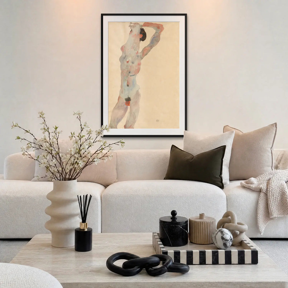 Nudo Maschile - Egon Schiele, opera di Egon Schiele: stampa con passepartout e cornice nera 80x115cm appesa in soggiorno sopra il divano